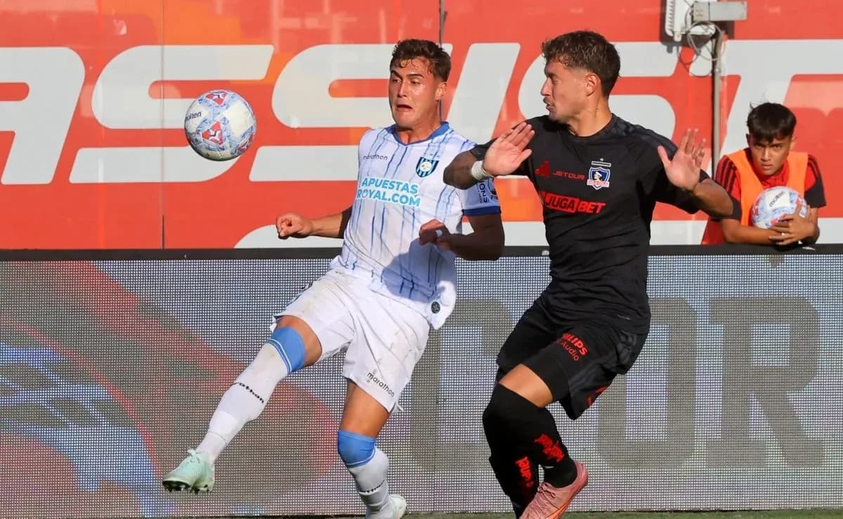 Jugadores de Huachipato y Colo Colo disputando el balón