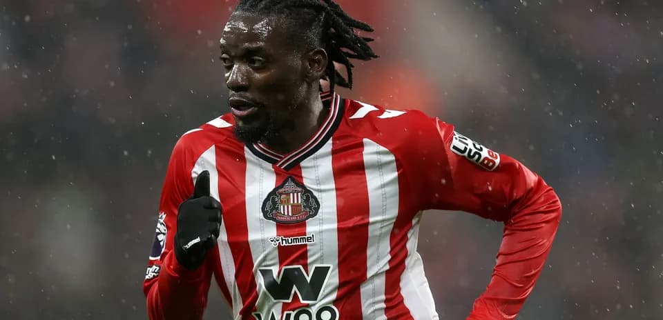 Jugador de Sunderland corriendo en partido bajo la lluvia
