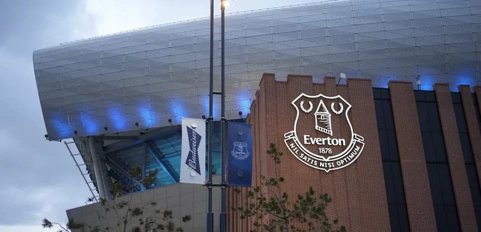 Exterior del estadio de Everton con logotipo iluminado