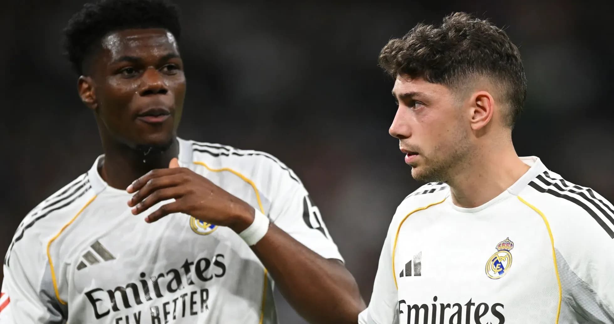 Jugadores de Real Madrid conversando en el campo