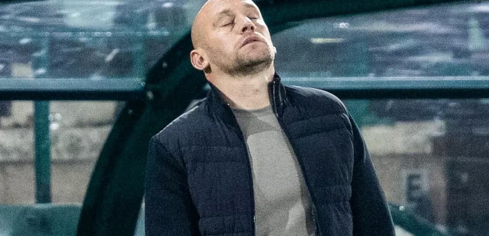 Entrenador observando el partido desde la banca