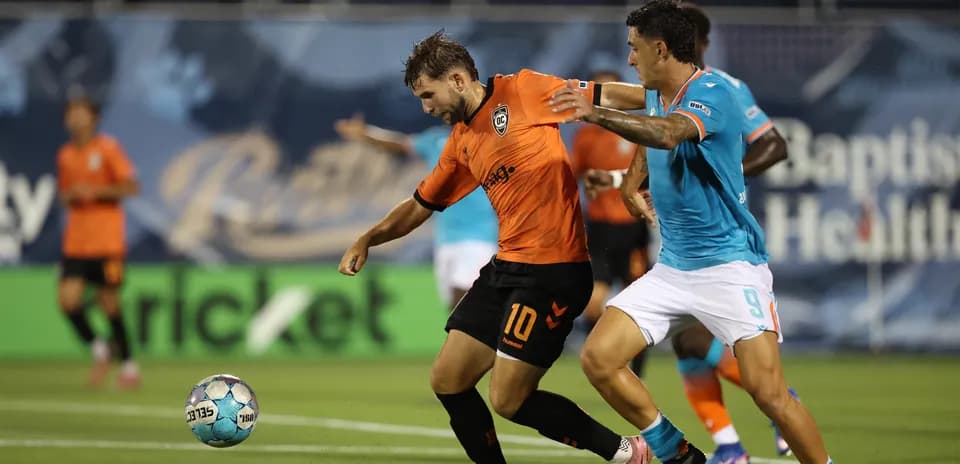 Jugador de Miami FC persigue el balón
