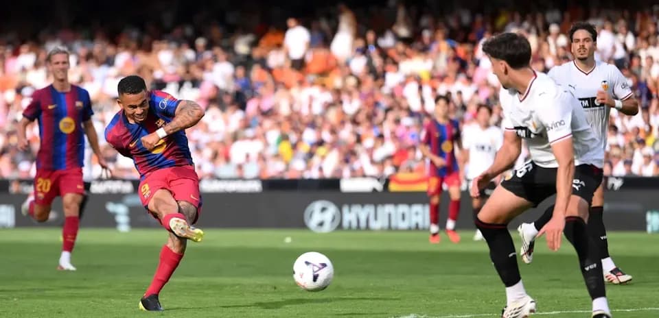 Jugador de Barcelona disparando a puerta en partido