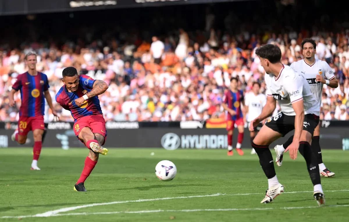 Jugador de Barcelona disparando a puerta en partido