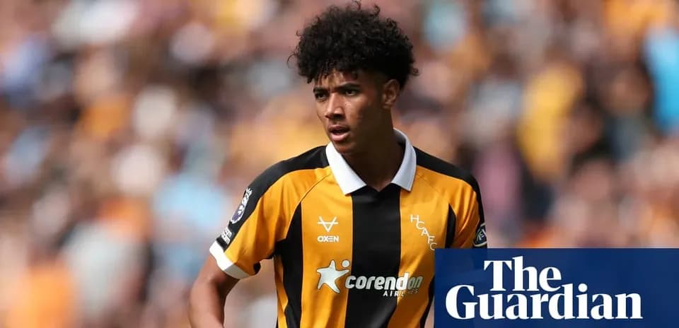 Jugador de fútbol con camiseta amarilla y negra en el campo