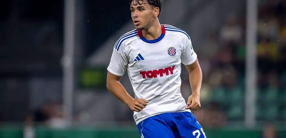 Jugador corriendo durante un partido de fútbol
