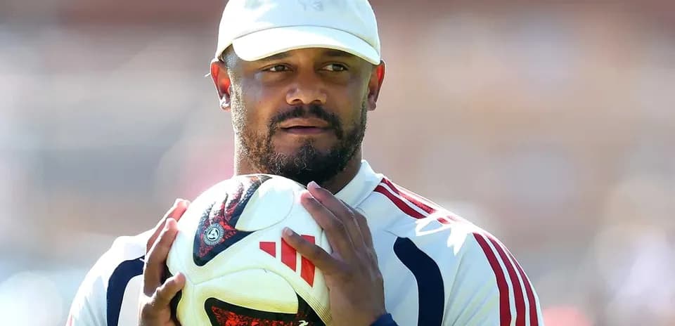 Jugador sosteniendo un balón de fútbol en entrenamiento
