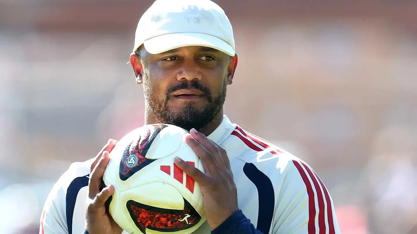 Jugador sosteniendo un balón de fútbol en entrenamiento