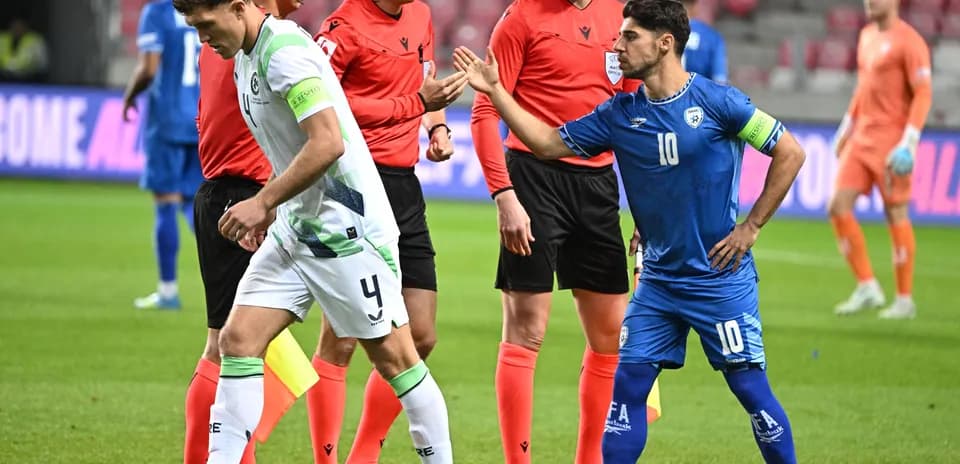 Jugadores de fútbol discutiendo durante el partido