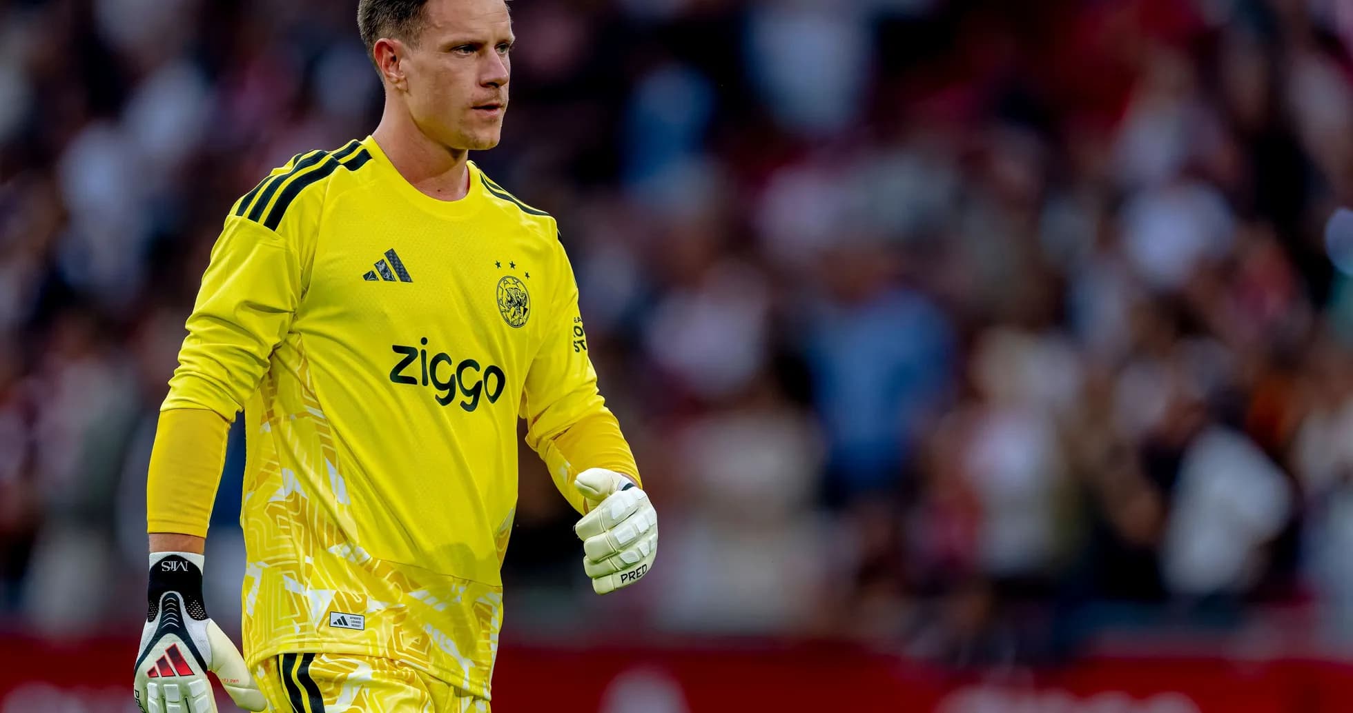 Portero de Ajax en uniforme amarillo durante el partido