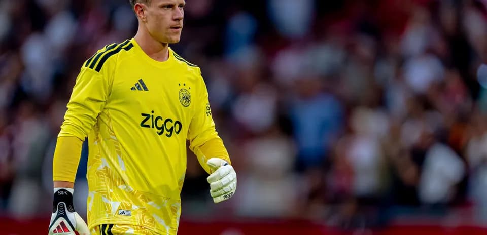 Portero de Ajax en uniforme amarillo durante el partido