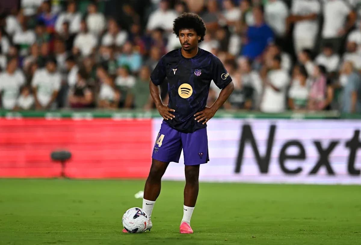 Jugador con balón en un partido de fútbol