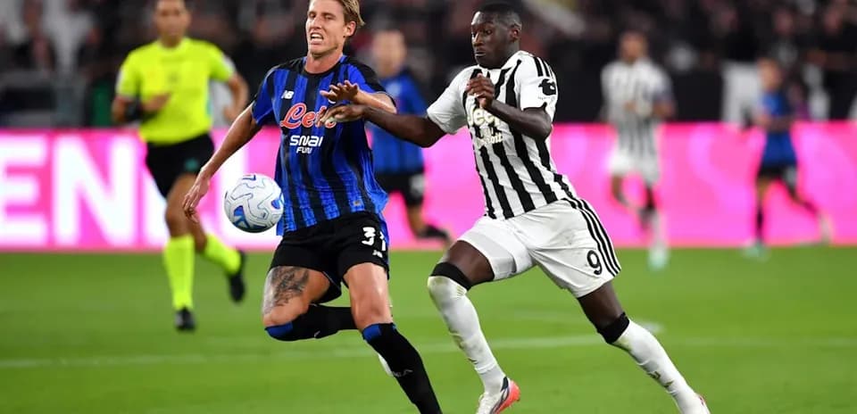 Jugador de Atalanta y Juventus luchando por el balón