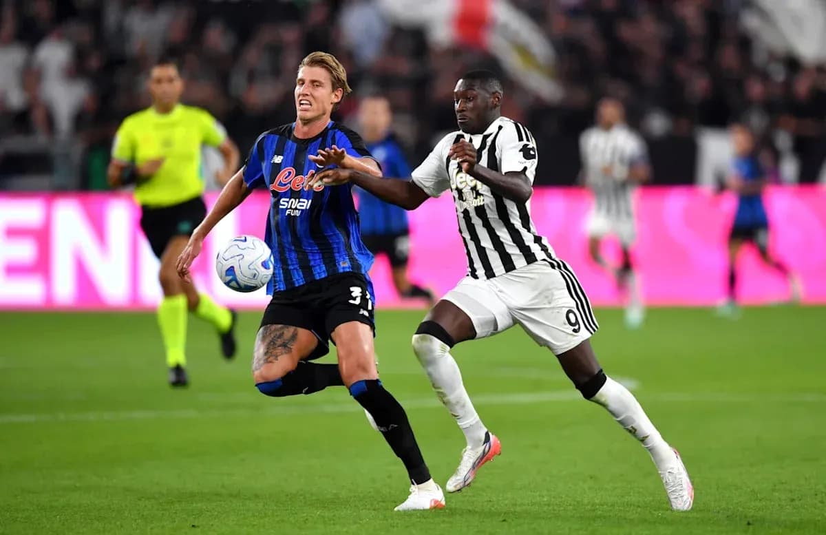 Jugador de Atalanta y Juventus luchando por el balón Jugador de Atalanta y Juventus luchando por el balón
