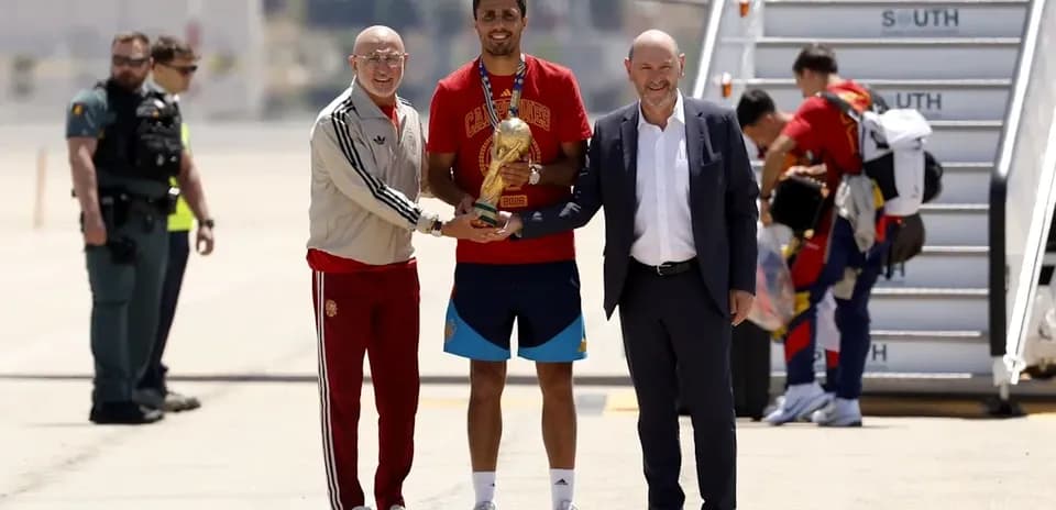 Jugador recibiendo trofeo en el aeropuerto