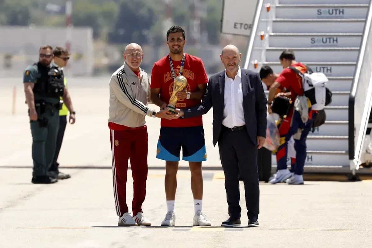 Jugador recibiendo trofeo en el aeropuerto
