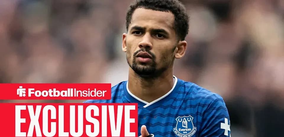 Jugador de Everton aplaudiendo en el campo