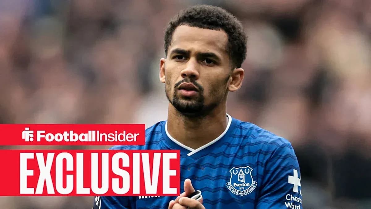 Jugador de Everton aplaudiendo en el campo