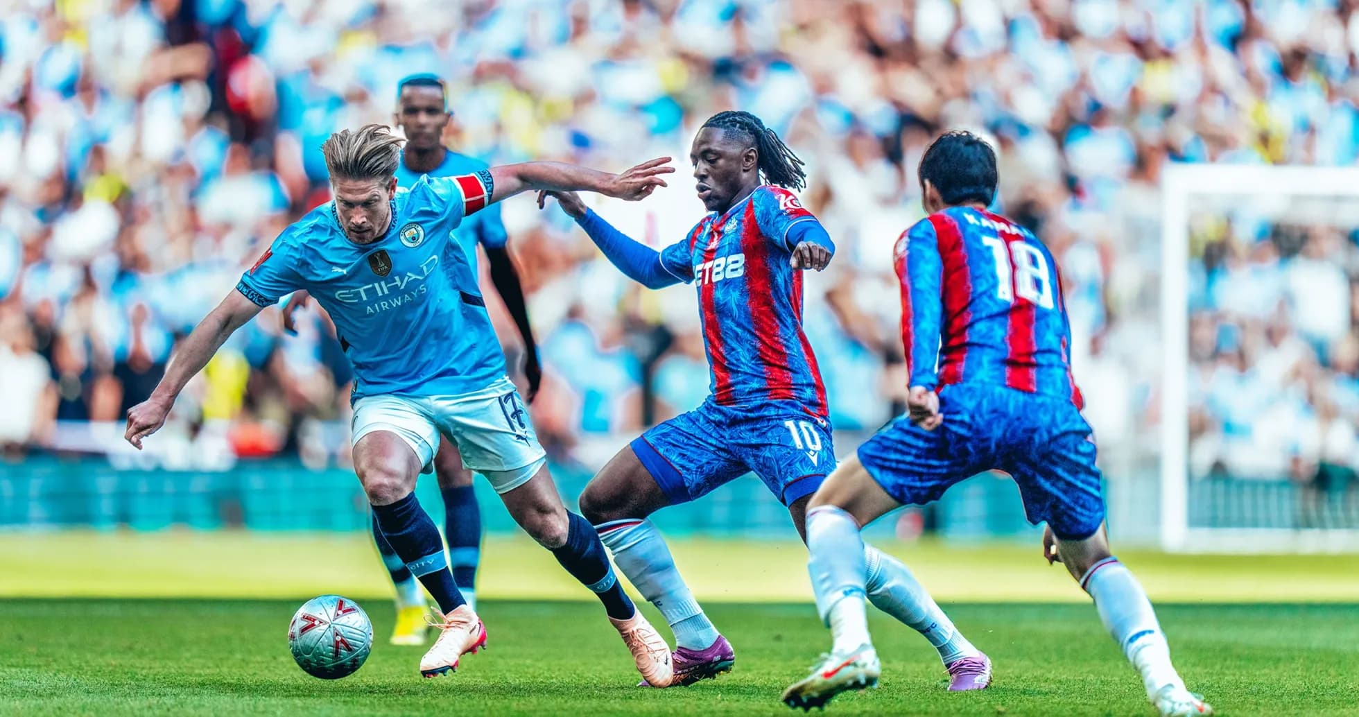 Jugador de Manchester City compitiendo por el balón