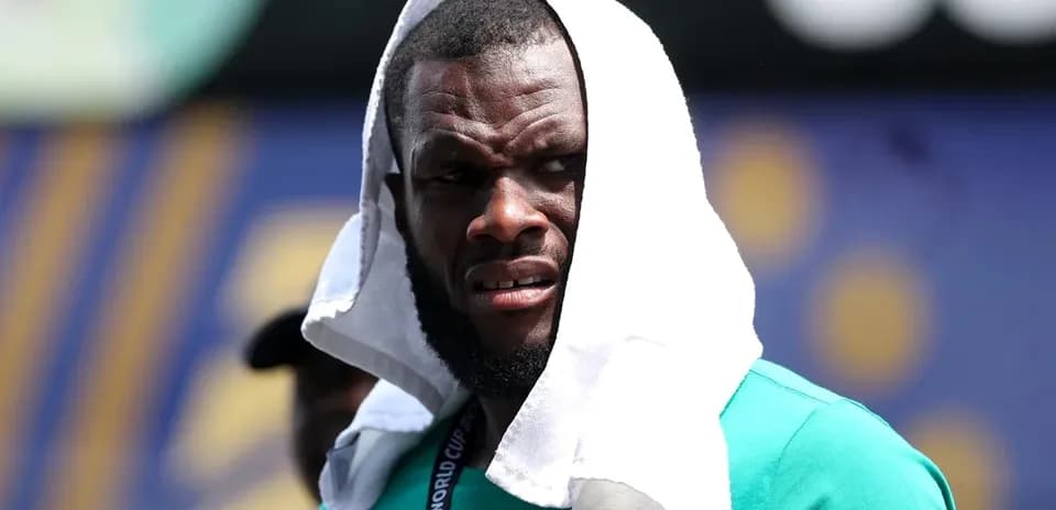 Jugador con toalla en la cabeza durante entrenamiento