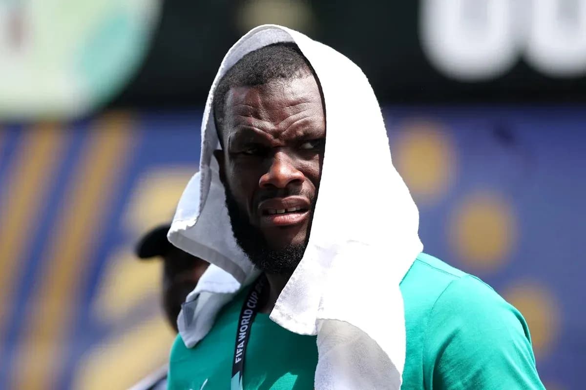Jugador con toalla en la cabeza durante entrenamiento