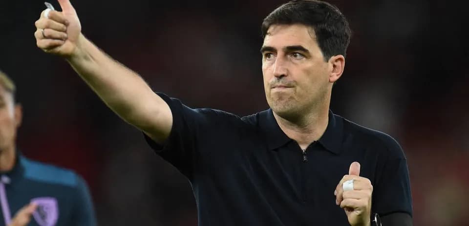 Entrenador dando un pulgar arriba en el partido