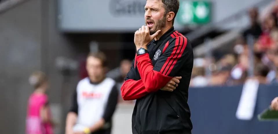 Entrenador observando el juego desde la línea lateral