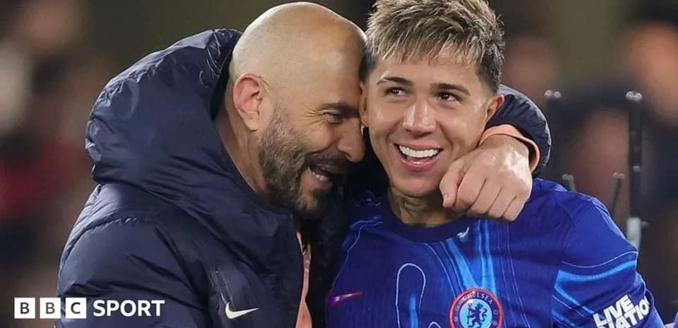 Entrenador y jugador celebrando juntos en el campo