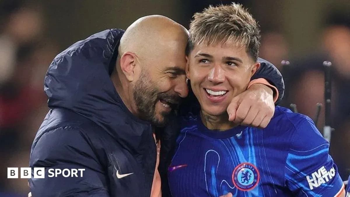 Entrenador y jugador celebrando juntos en el campo
