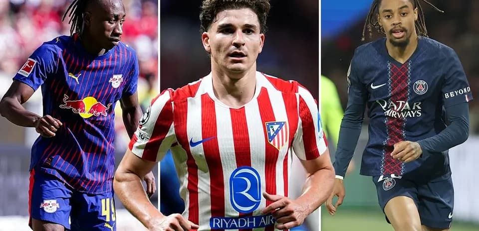 Tres futbolistas en acción en sus respectivas camisetas