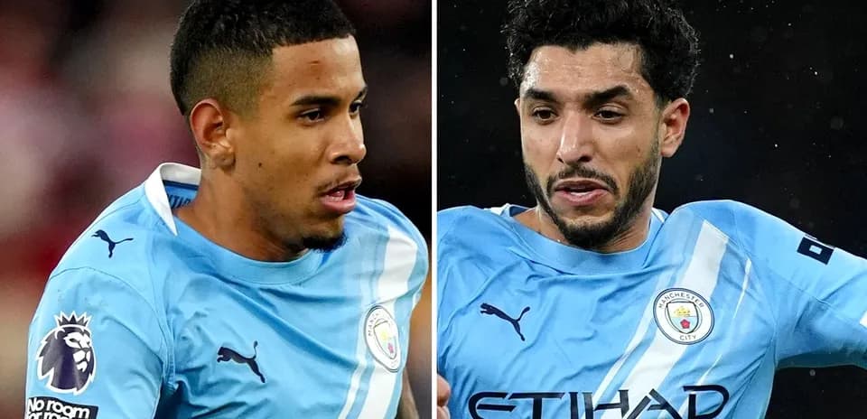 Jugadores de Manchester City corriendo en el campo