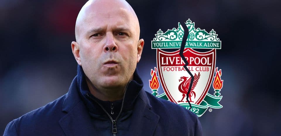 Entrenador con logo de Liverpool de fondo