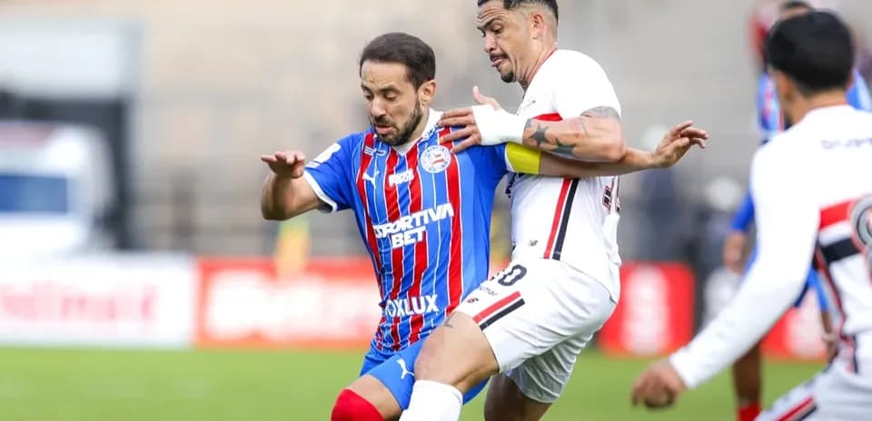 Jugador de Bahia y Sao Paulo luchando por el balón