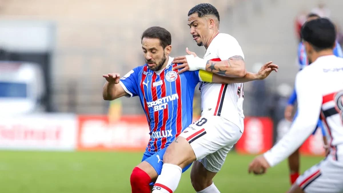 Jugador de Bahia y Sao Paulo luchando por el balón