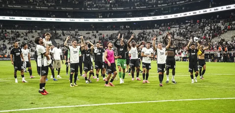 Jugadores de Beşiktaş celebrando en el campo