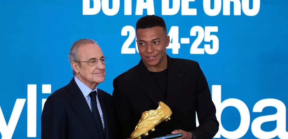 Jugador recibe la Bota de Oro de presidente