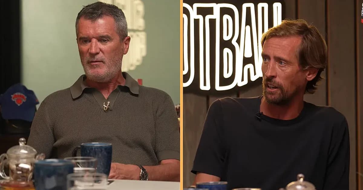 Dos hombres conversando en un programa de fútbol