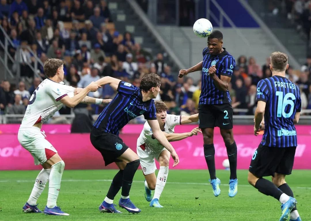 Jugadores de Cagliari e Inter en acción