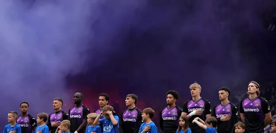 Jugadores y niños en ceremonia antes del partido