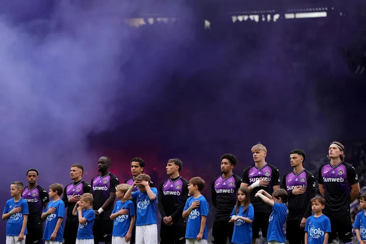 Jugadores y niños en ceremonia antes del partido