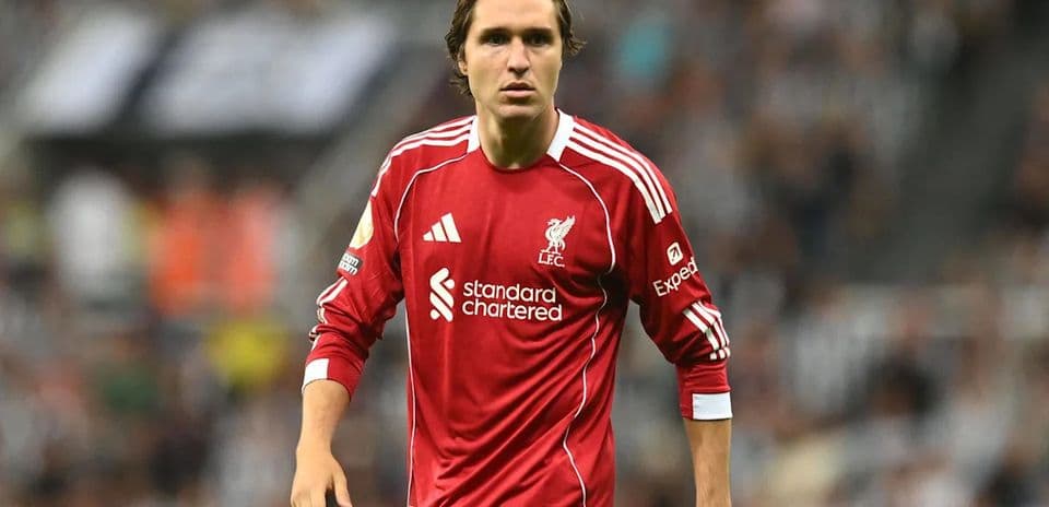 Jugador de Liverpool con uniforme rojo en el campo
