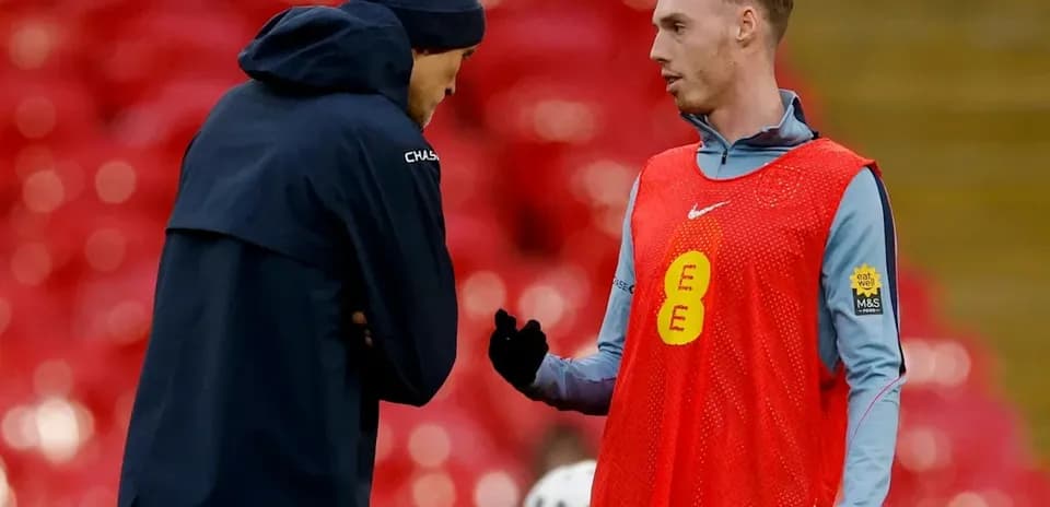 Jugador hablando con el entrenador durante el calentamiento