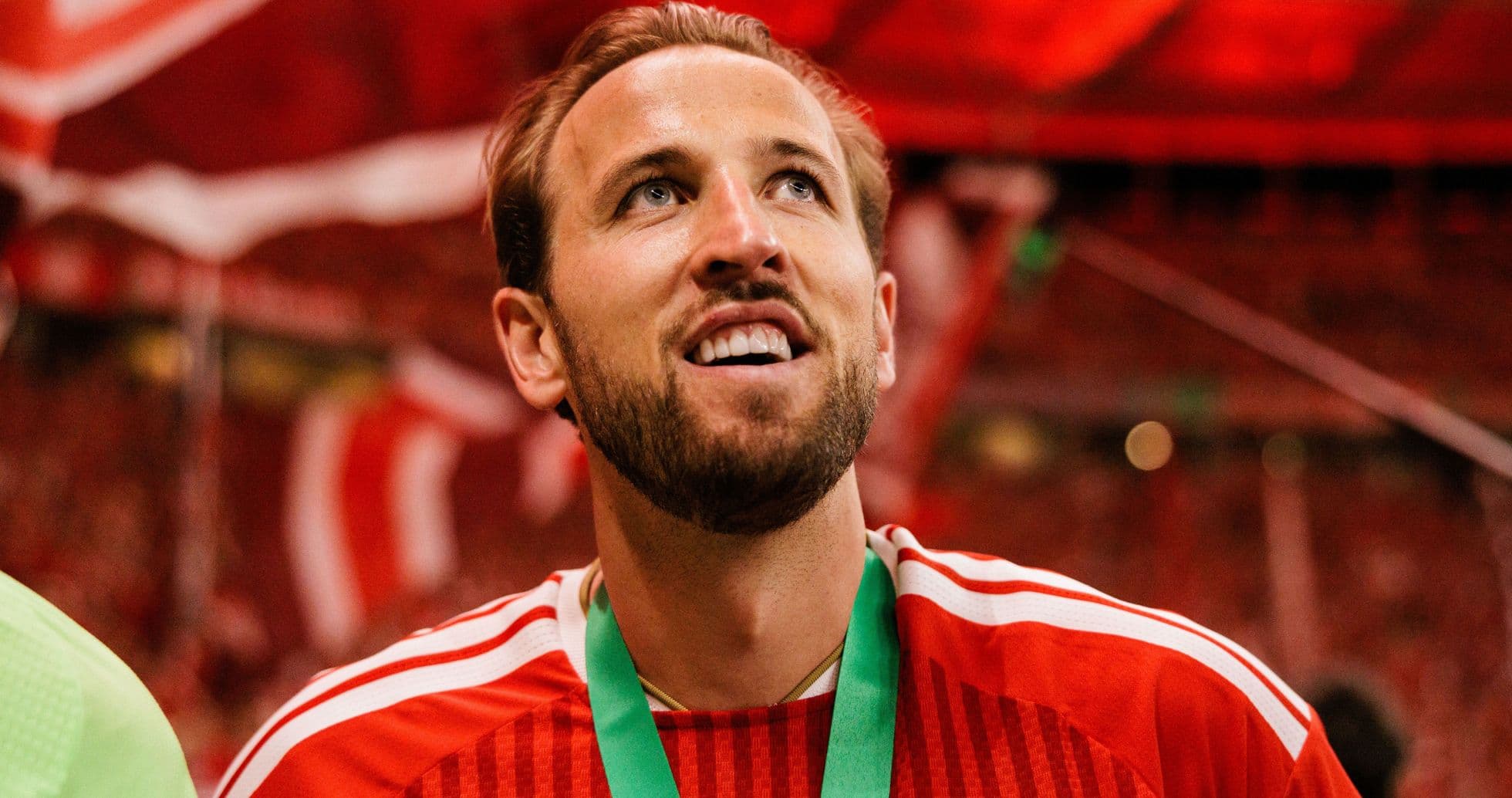Jugador con medalla en celebración tras partido
