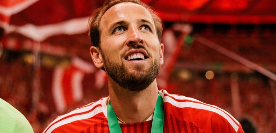 Jugador con medalla en celebración tras partido