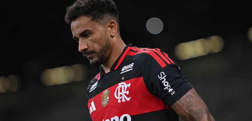 Jugador de Flamengo caminando en el campo