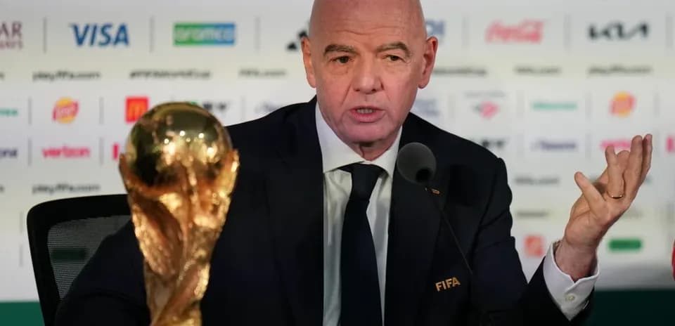 Gianni Infantino en conferencia de prensa con trofeo