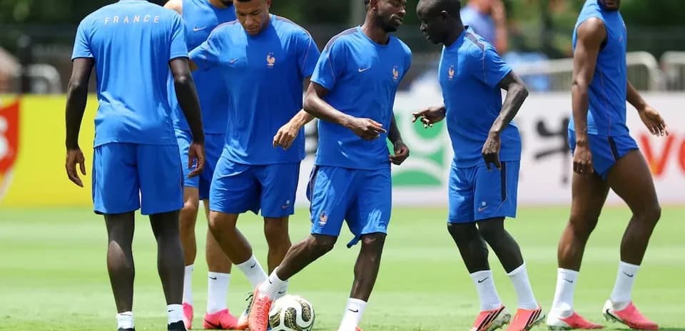 Jugadores de Francia entrenando antes del partido