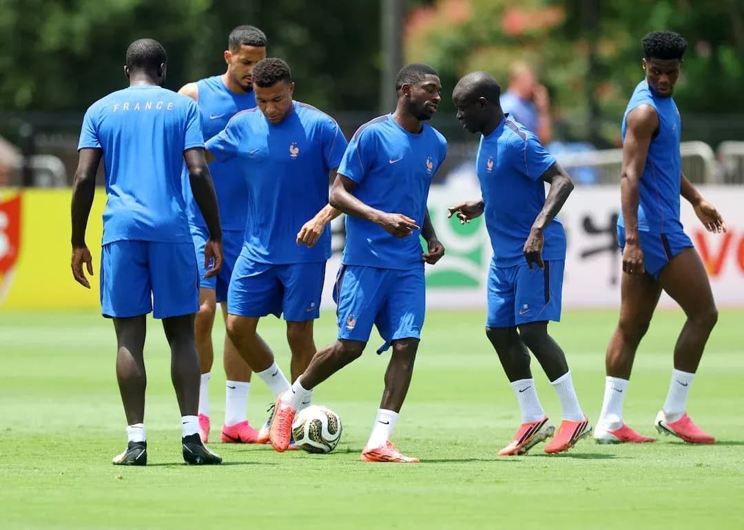 Jugadores de Francia entrenando antes del partido