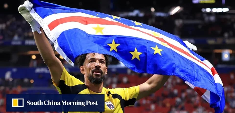 Portero celebrando con la bandera de Cabo Verde