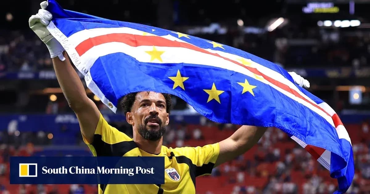 Portero celebrando con la bandera de Cabo Verde